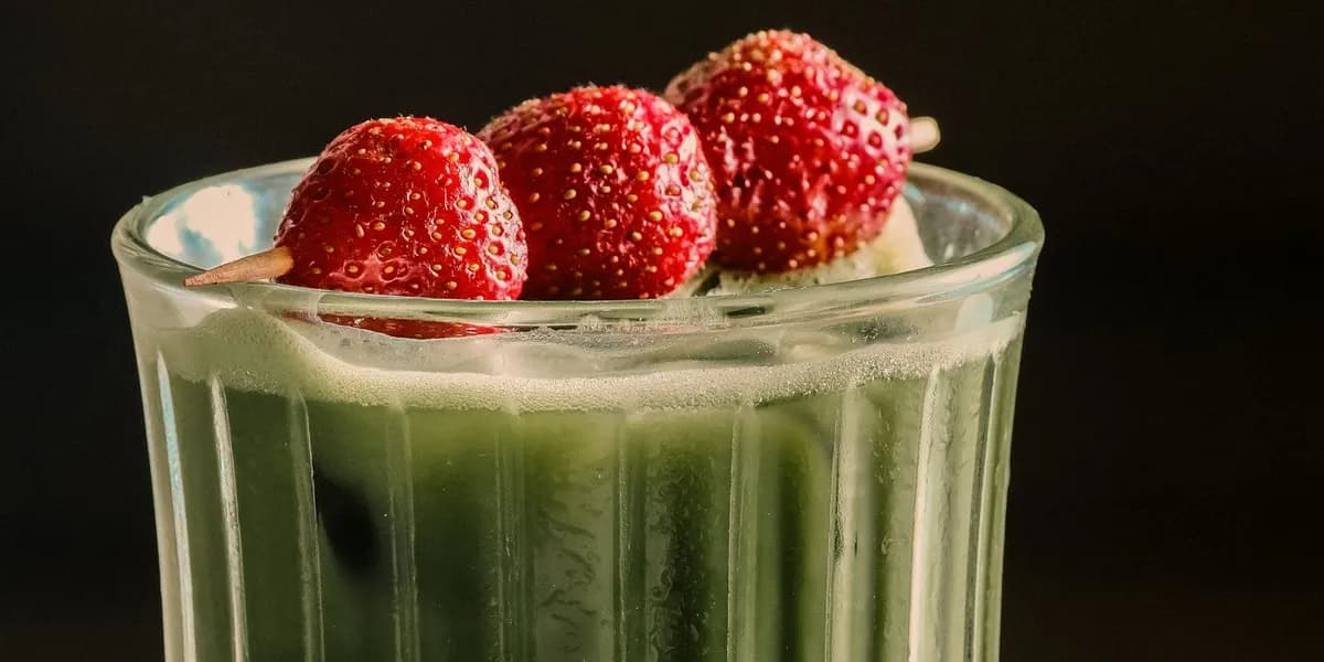 Strawberry Matcha Latte Recipe (Iced, Under 5 Minutes)